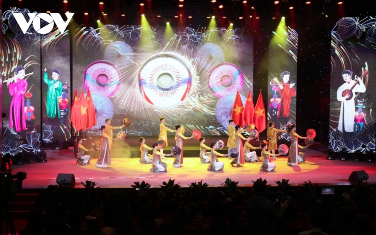 Vietnamese and Chinese artists participate in artistic performances during the event.