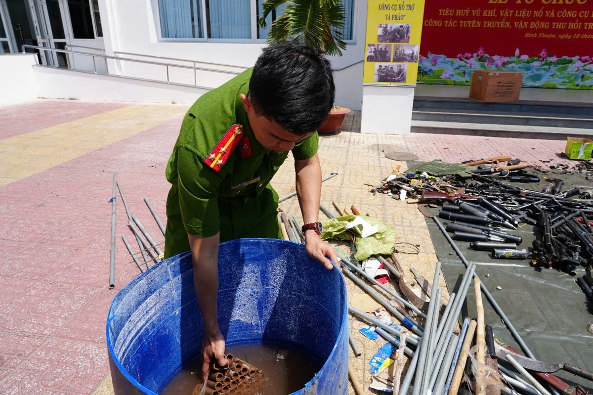 Công an tỉnh Bình Thuận tiêu hủy hơn 4.000 vũ khí, công cụ hỗ trợ và pháo
