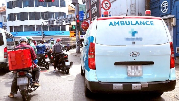 Lỡ vượt đèn đỏ nhường đường cho xe cứu thương sẽ không bị xử phạt (Ảnh: Văn Nhật)