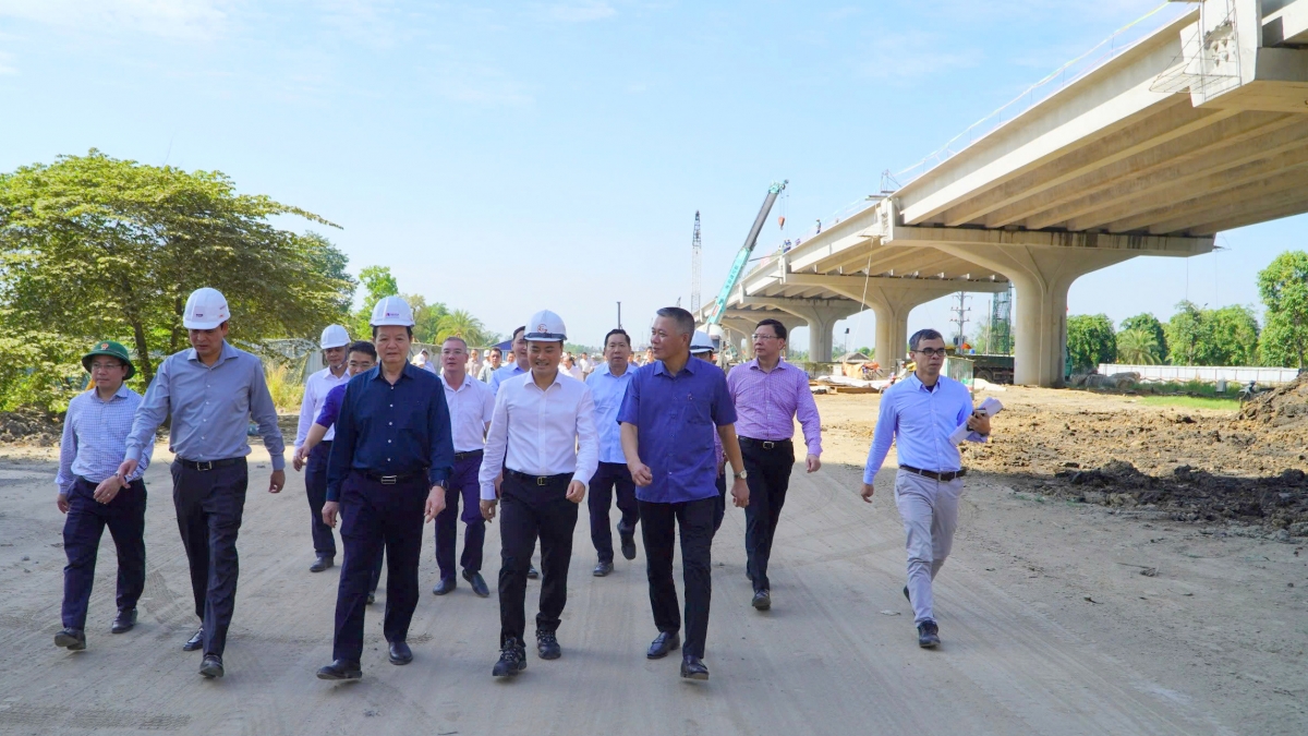Phó Thủ tướng Mai Văn Chính đi kiểm tra thực địa dự án Vành đai 3 TP.HCM