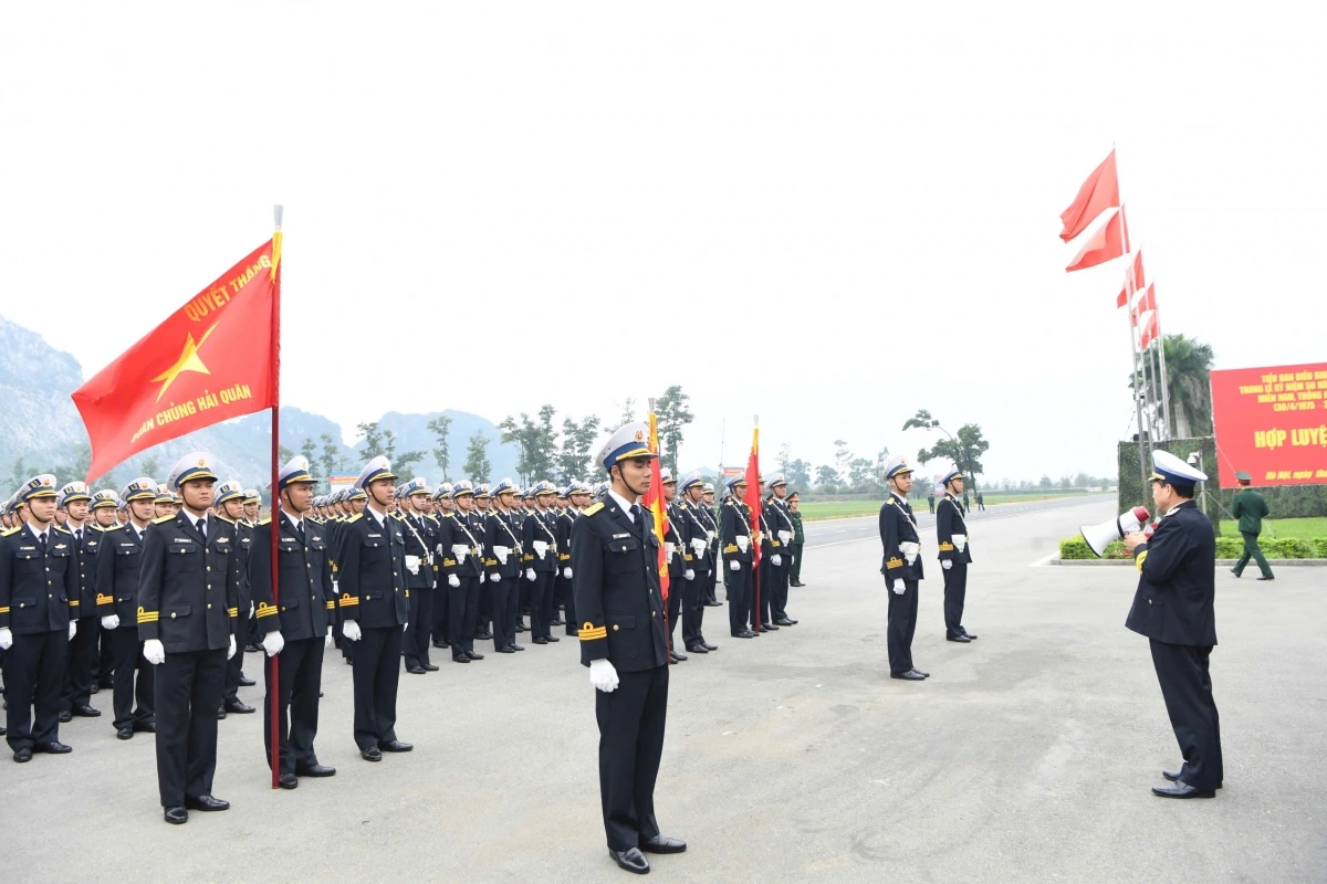 Tham gia diễu binh, diễu hành tại Lễ kỷ niệm 50 năm giải phóng miền Nam thống nhất đất nước, Quân chủng Hải quân có 1 khối đứng, 1 khối đi và một số nữ quân nhân tham gia khối quân nhạc, nữ Binh chủng Thông tin liên lạc