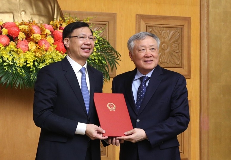 Phó Thủ tướng Thường trực Chính phủ Nguyễn Hòa Bình trao Quyết định bổ nhiệm chức vụ Phó Chủ nhiệm Văn phòng Chính phủ cho ông Phạm Mạnh Cường. (Ảnh: VGP/Nguyễn Hoàng)