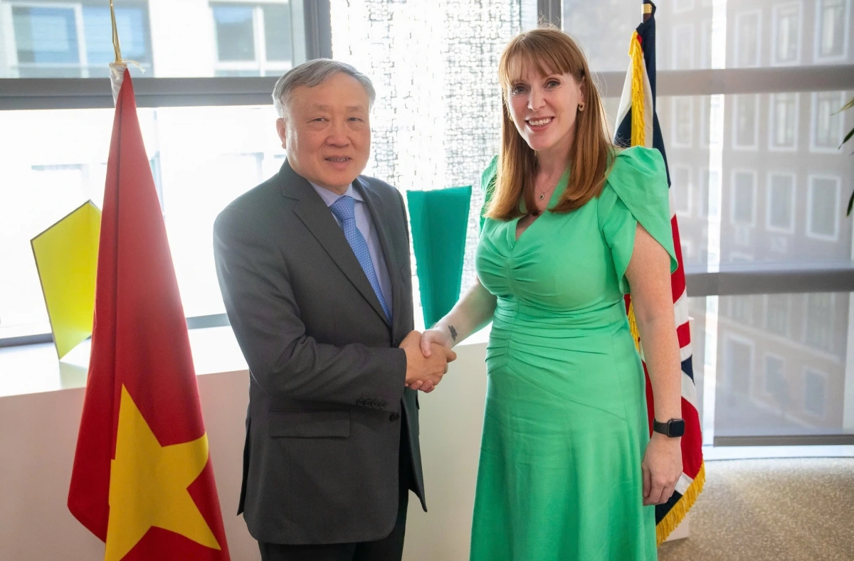 Phó Thủ tướng Thường trực Chính phủ Nguyễn Hoà Bình (trái) và Phó Thủ tướng Anh Angela Rayner