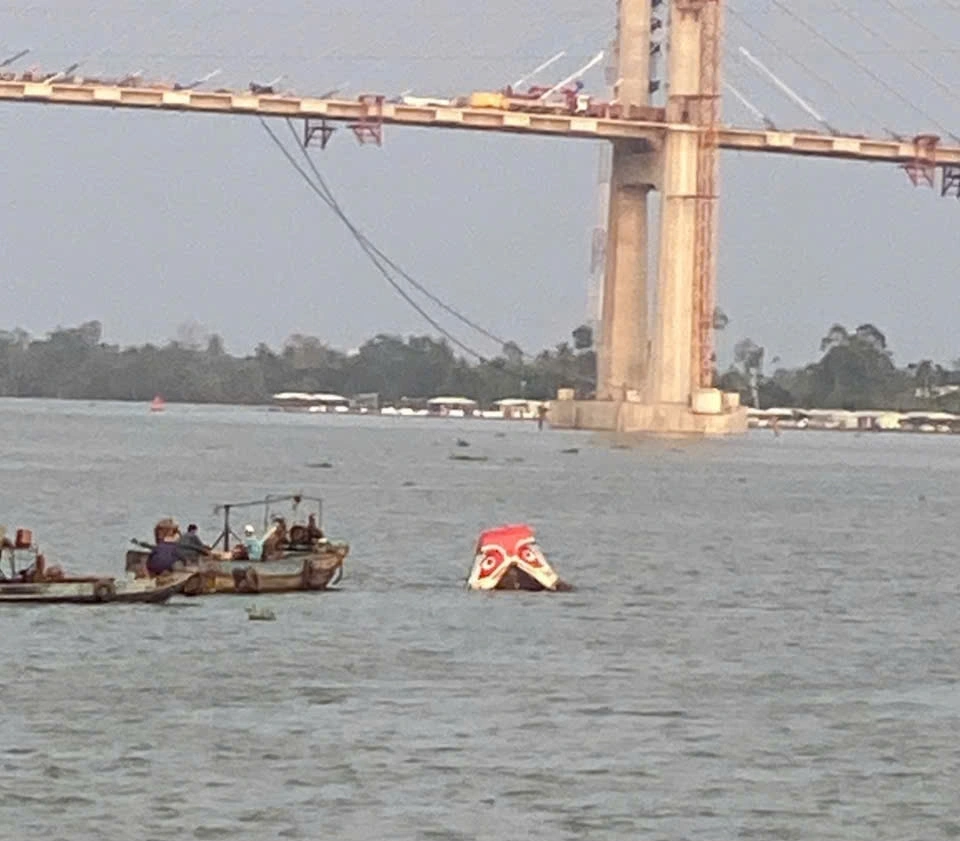 Phương tiện bị chìm dưới dòng nước, hàng hóa bị thiệt hại hoàn toàn