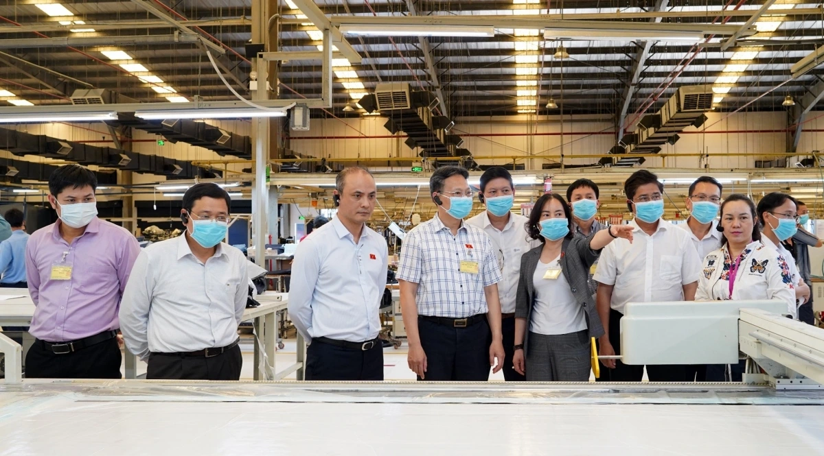 Ông Nguyễn Phương Tuấn – Phó Chủ nhiệm Ủy ban Khoa học Công nghệ và Môi trường Quốc hội (thứ 3 từ trái sang) cùng đoàn công tác khảo sát xưởng may Công ty TNHH Saitex International Đồng Nai