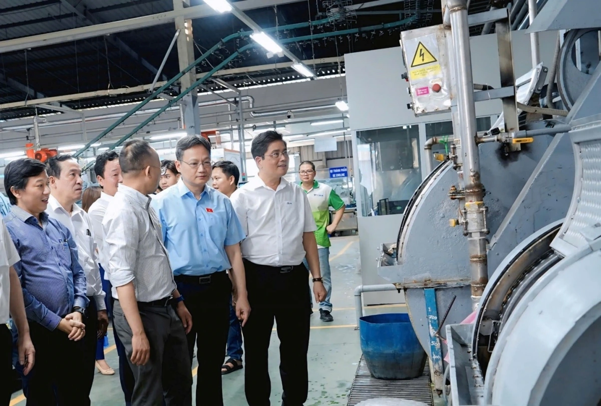 Ông Võ Quang Lâm – Phó Tổng giám đốc EVN (ngoài cùng bên phải) cùng đoàn công tác khảo sát việc thực hiện Luật sử dụng năng lượng tiết kiệm và hiệu quả tại Công ty Cổ phần Đầu tư Thành Châu (tỉnh Long An)