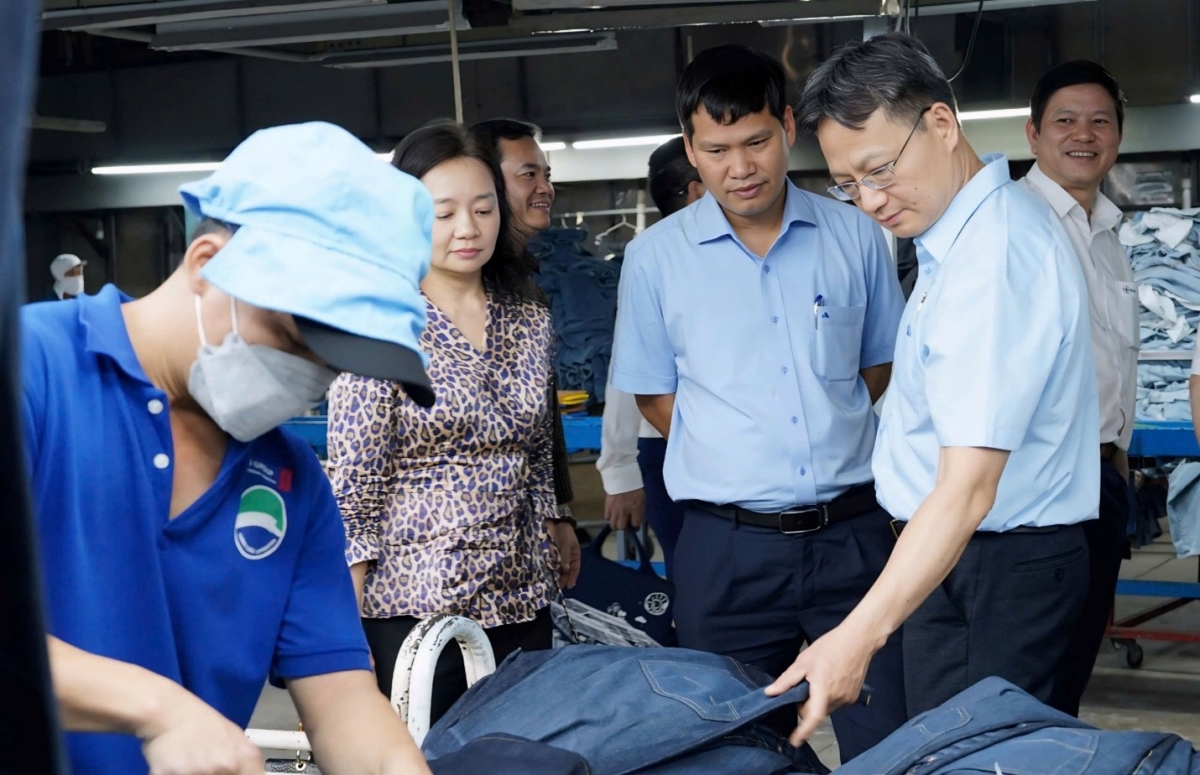 Ông Bùi Quốc Hoan – Phó Tổng giám đốc EVNSPC (thứ 2 từ phải sang) cùng đoàn công tác khảo sát khu vực nhà xưởng Công ty Cổ phần Đầu tư Thành Châu (tỉnh Long An)