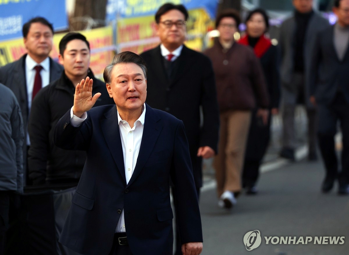 Tổng thống Yoon Suk Yeol vẫy tay chào những người ủng hộ sau khi được thả khỏi trại giam Seoul - Ảnh: Yonhap