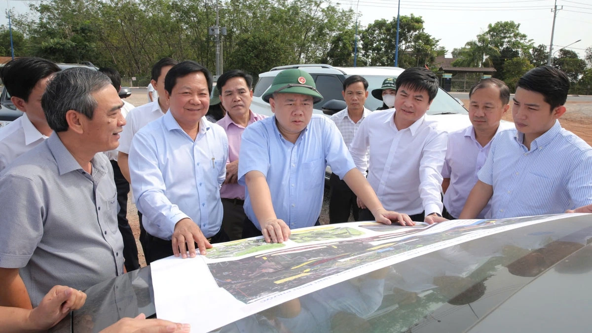 Đoàn công tác khảo sát thực địa việc thực hiện dự án tại điểm nút giao 2 dự án cao tốc (ảnh: BP)