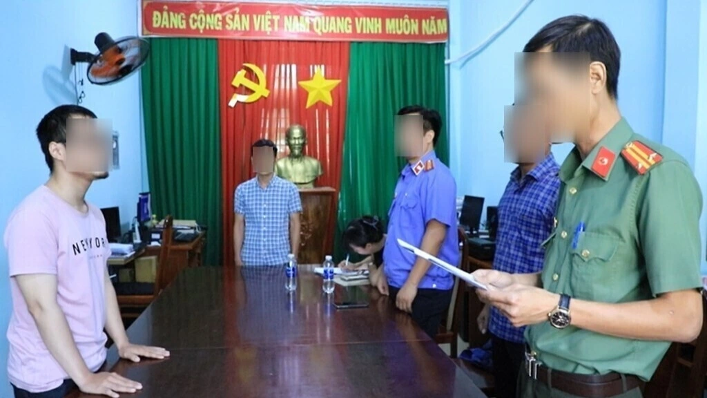 Thi hành lệnh bắt tạm giam đối tượng Quách Gia Khang (Ảnh: Công an tỉnh Đồng Nai)