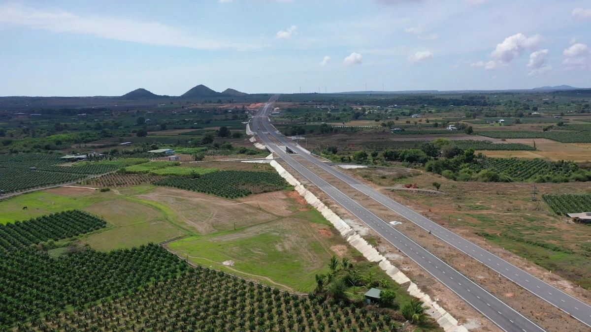 Quốc lộ 1 đi Suối Nhum