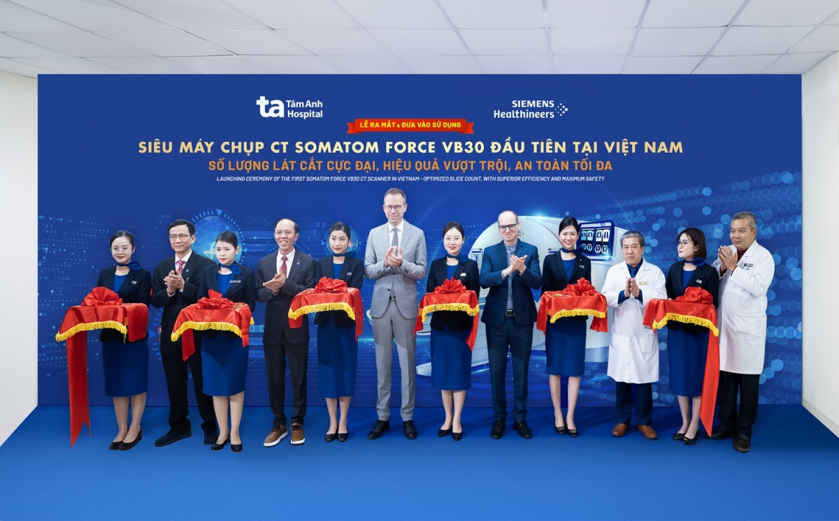 Các chuyên gia y tế hàng đầu cắt băng khai trương trong lễ ra mắt siêu máy CT Somatom Force VB30.