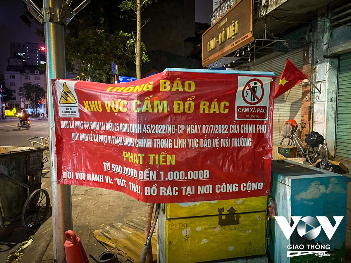 Đi dọc những con đường, tuyến phố của thủ đô, không khó để bắt gặp những biển báo “cấm đổ rác”