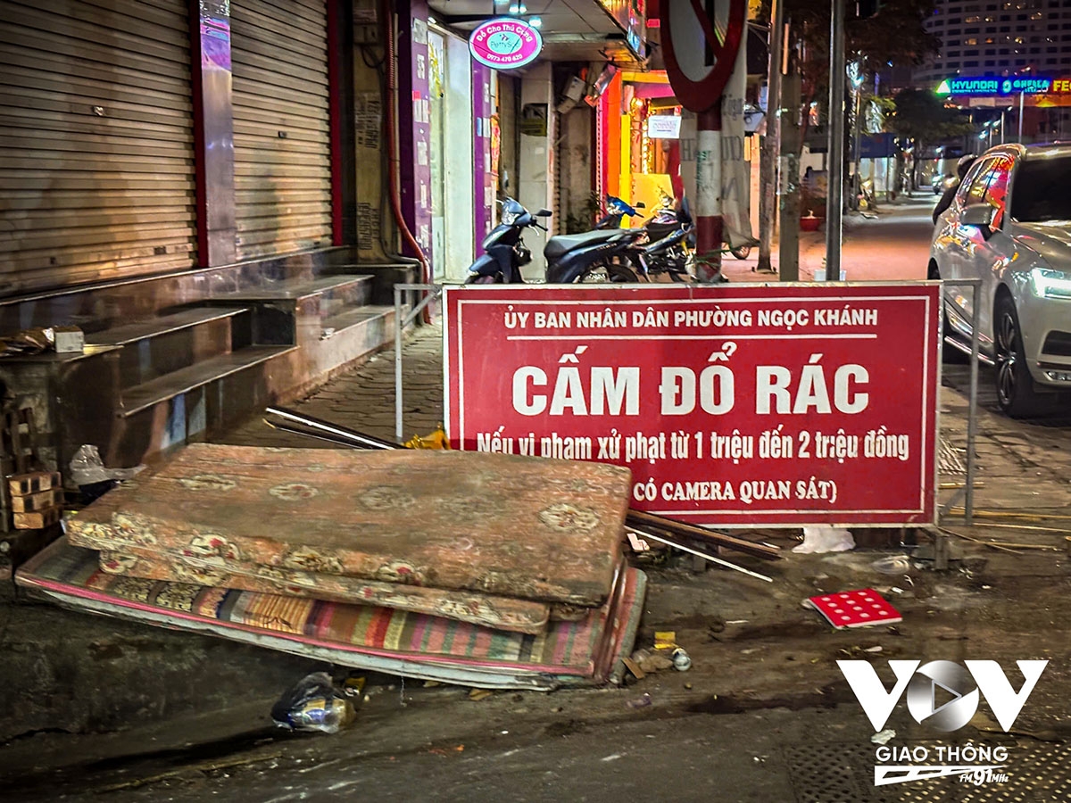 Không chỉ rác thải sinh hoạt, mà rác cồng kềnh cũng được dựng trên vỉa hè phố Kim Mã. Hành vi vứt rác bừa bãi này không chỉ vi phạm pháp luật mà còn gây mất mỹ quan đô thị, ảnh hưởng tới sức khỏe của người dân.