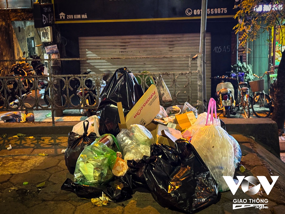Cô Hoàng còn cho biết, tại một số tuyến phố thuộc phường Ngọc Khánh do chưa được lắp đặt biển cấm nên người dân thậm chí đã đem rác ra vứt từ sáng trong khi thời gian thu gom rác thải là từ 18h.