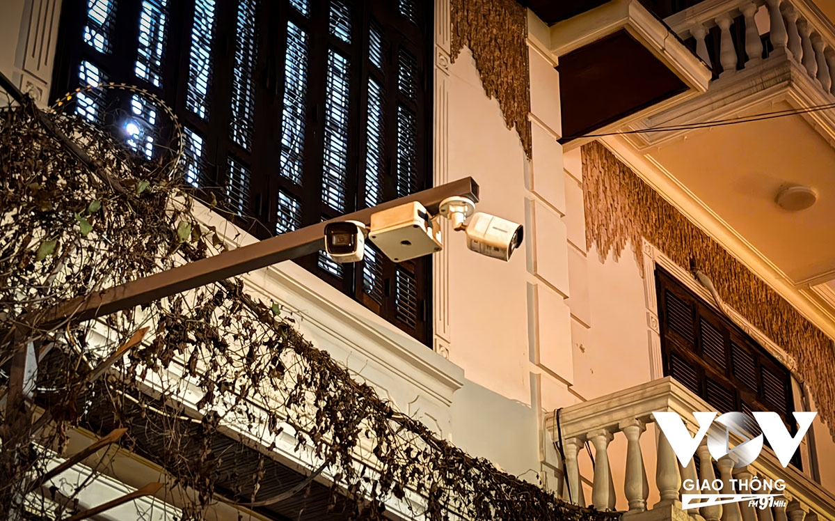 Hiện tại, rất nhiều camera “phạt nguội” đã được lắp đặt xung quanh các biển báo cấm đổ rác trên địa bàn 4 quận nội đô