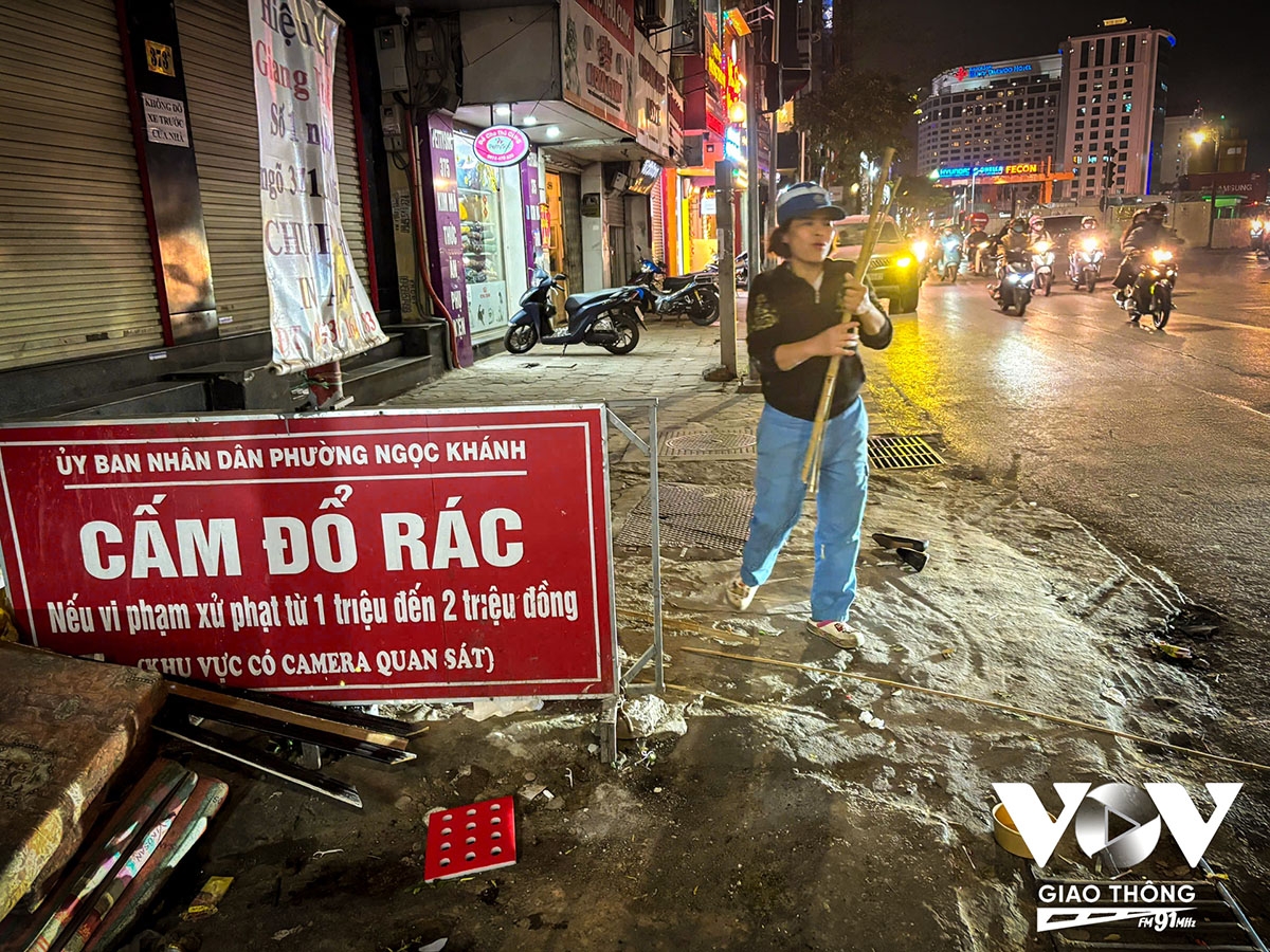 “Tôi cũng có biết quy định về việc xử phạt những hành vi xả rác bừa bãi. Chẳng biết là phạt được ai chưa nhưng tôi thấy người ta vẫn xả rác đều đều. Tôi mong rằng sau một thời gian lắp camera thì tình trạng xả thải bừa bãi có thể được cải thiện để anh em công nhân chúng tôi đỡ vất vả” - Cô Hoàng chia sẻ thêm