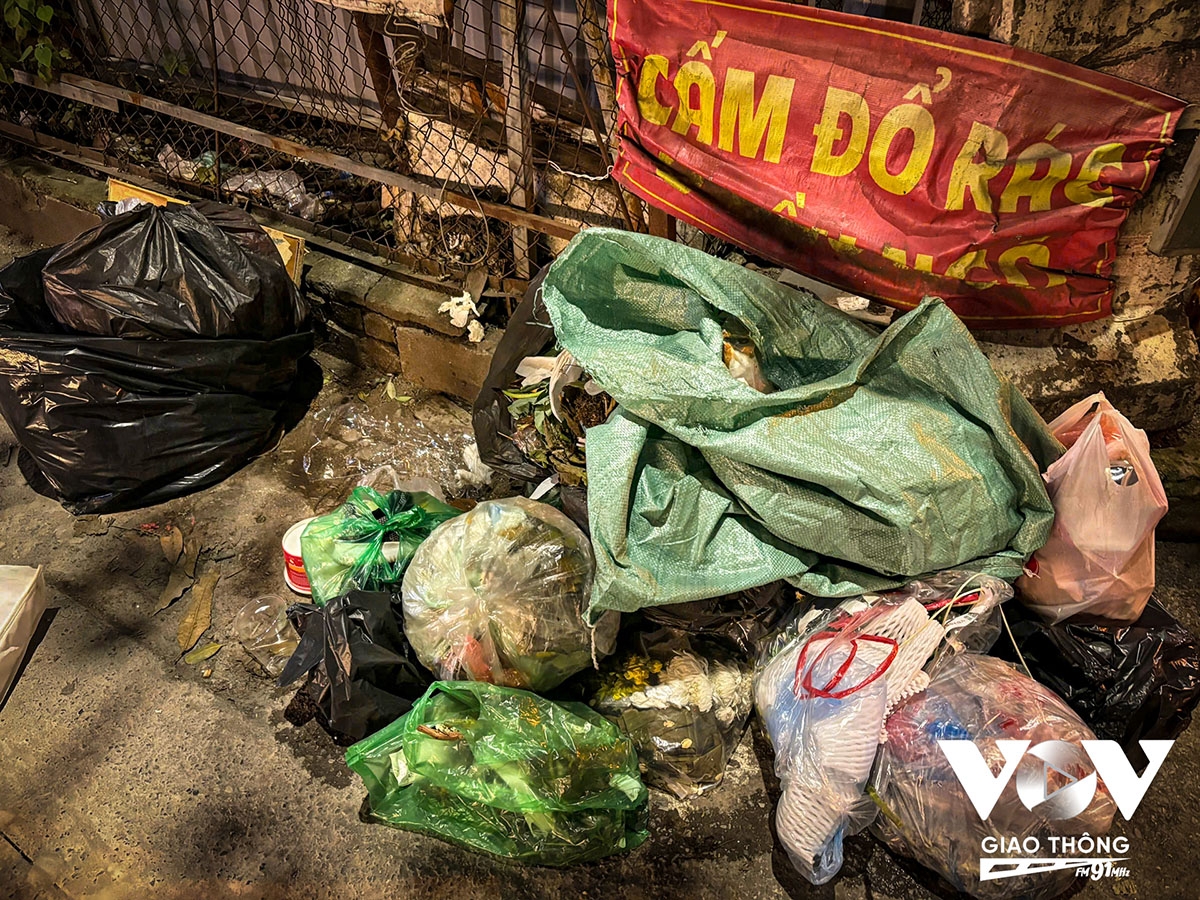 Không chỉ những người làm công tác vệ sinh môi trường mà nhiều người dân cũng kỳ vọng tình trạng vứt rác bừa bãi sẽ thuyên giảm sau khi triển khai việc lắp camera “phạt nguội“.