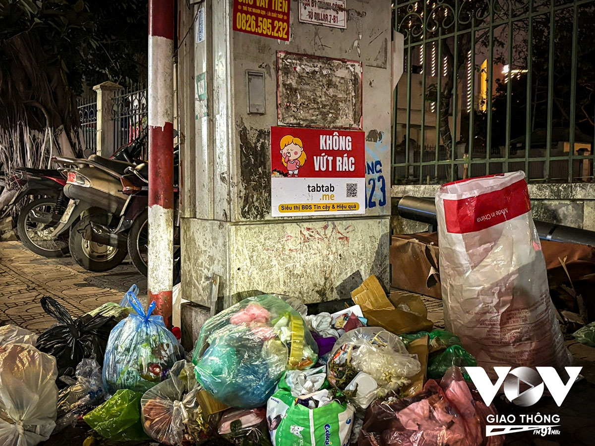 Có thể thấy, vứt rác bừa bãi, không đúng nơi quy định đã trở nên rất phổ biến tại Hà Nội. Tuy nhiên, tình trạng này đã trở nên trớ trêu đến nỗi người dân đem rác ra vứt ngay trước biển cấm đổ rác