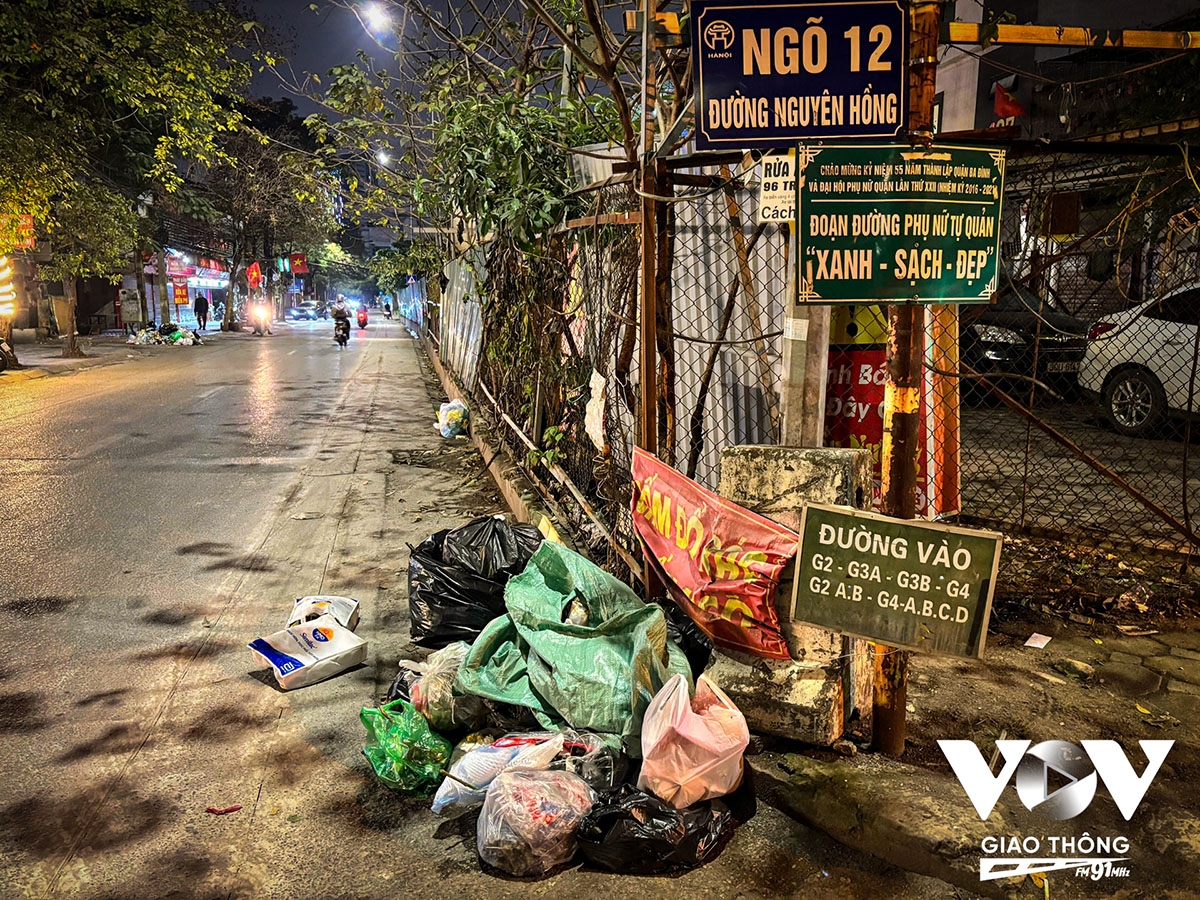 Dọc phố Nguyên Hồng (Ba Đình), cứ cách khoảng 100m người dân bắt gặp một đống rác to bên cạnh một biển báo cấm cũng to không kém