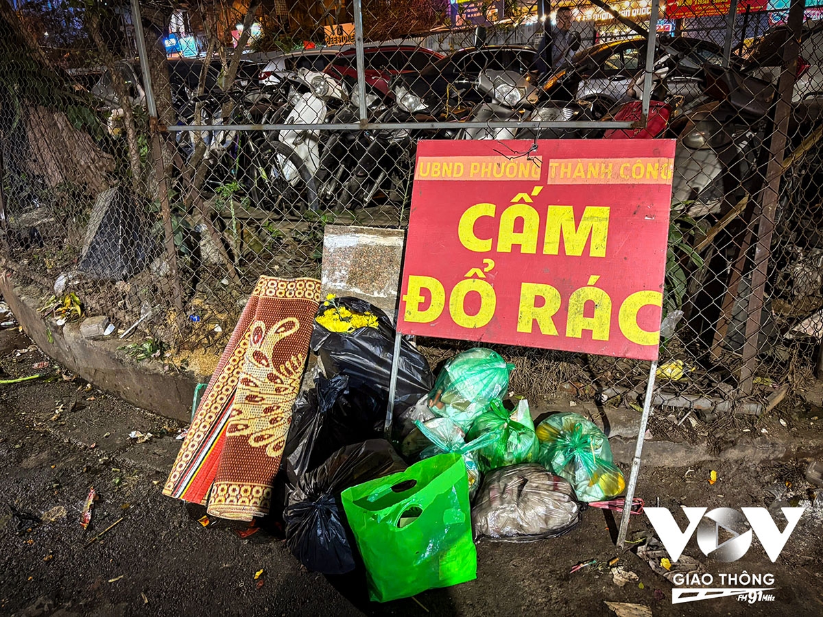 Người dân thản nhiên mang rác ra vứt dù đã có biển cấm