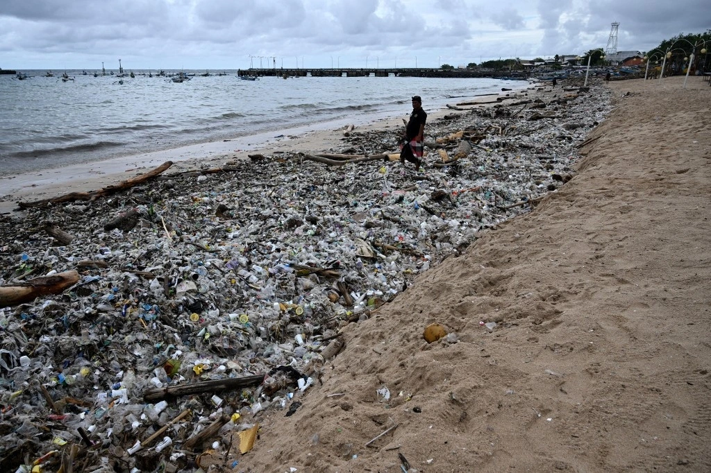 Rác thải nhựa trên bãi biển ở huyện Badung, Bali, Indonesia. Ảnh: Jakarta Post