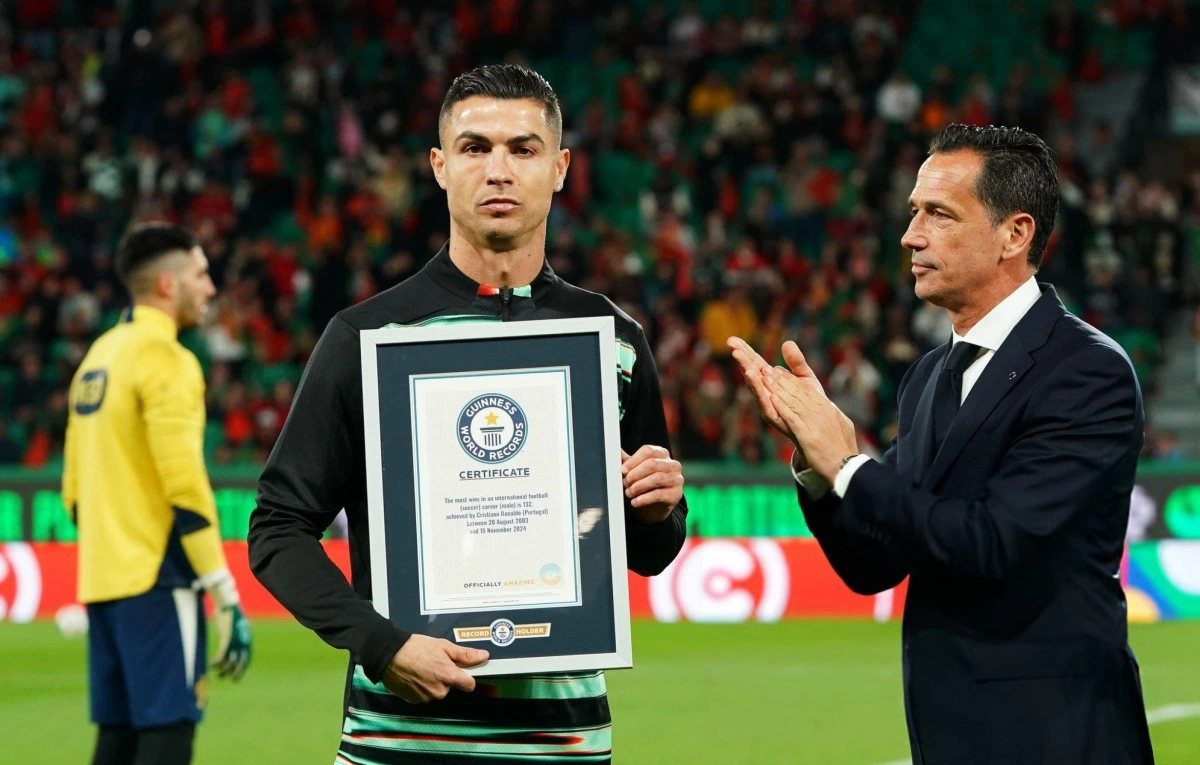 Ronaldo nhận  kỷ lục Guinness lần thứ 4. (Ảnh: Getty). 