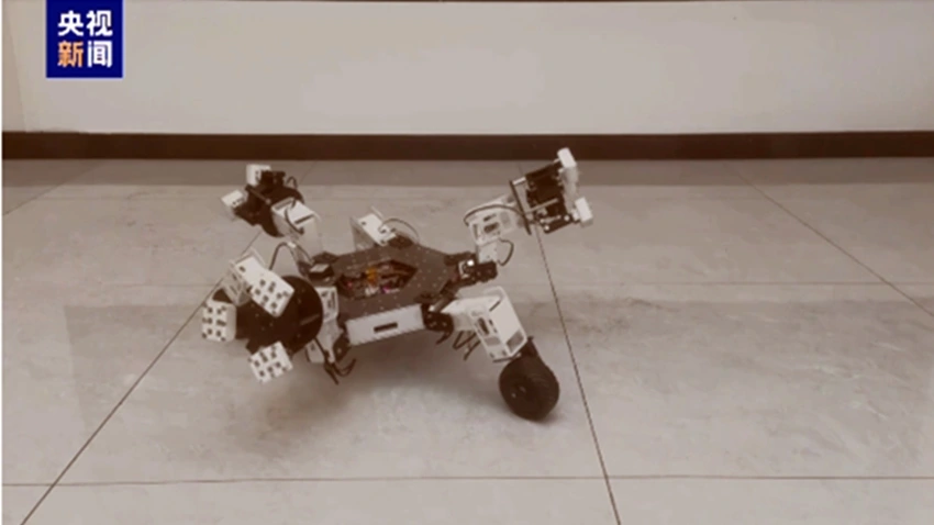 Robot khai khoáng vũ trụ đầu tiên của Trung Quốc - Ảnh: CCTV News
