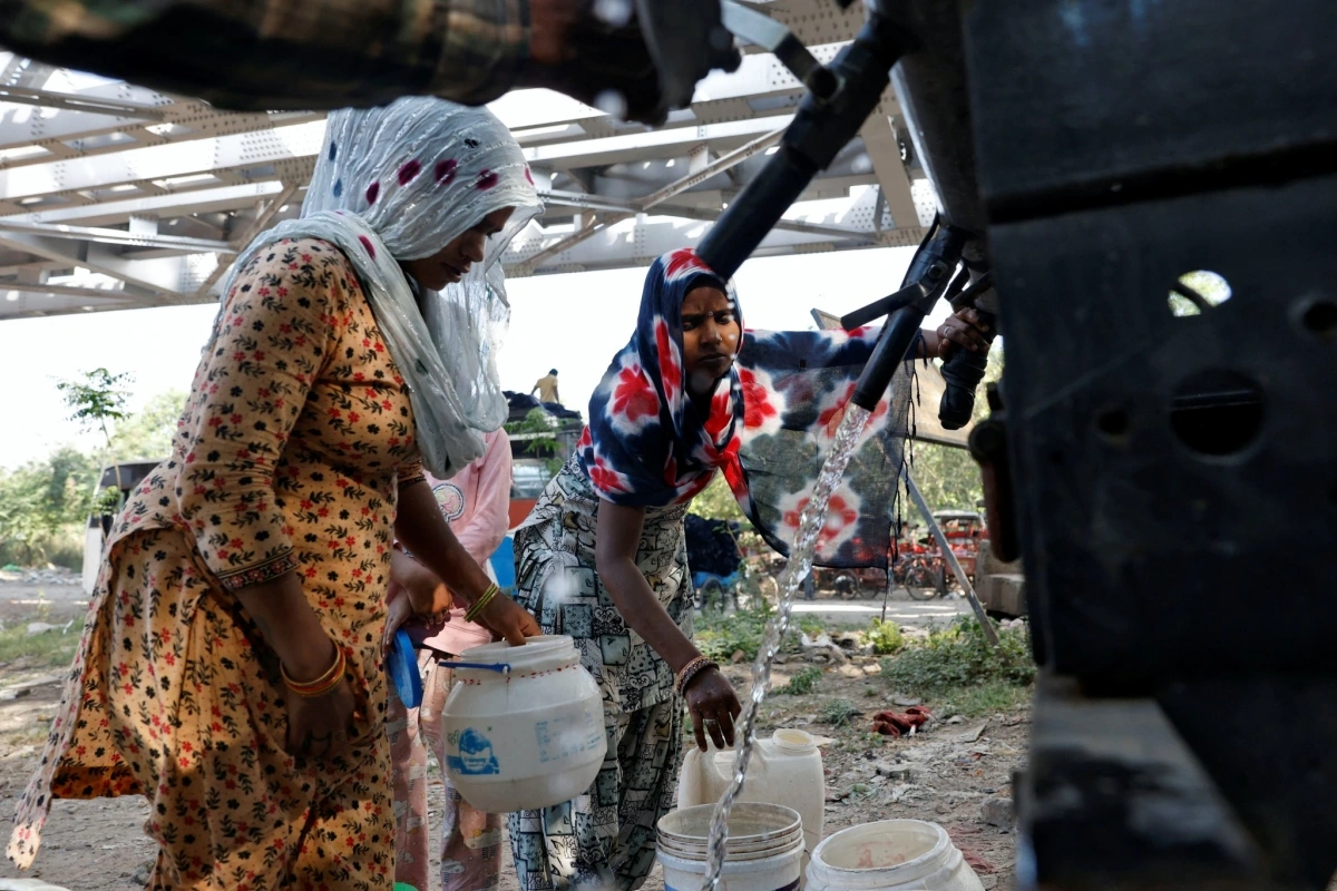 Người dân lấy nước sạch tại New Delhi, Ấn Độ. Nguồn: Reuters