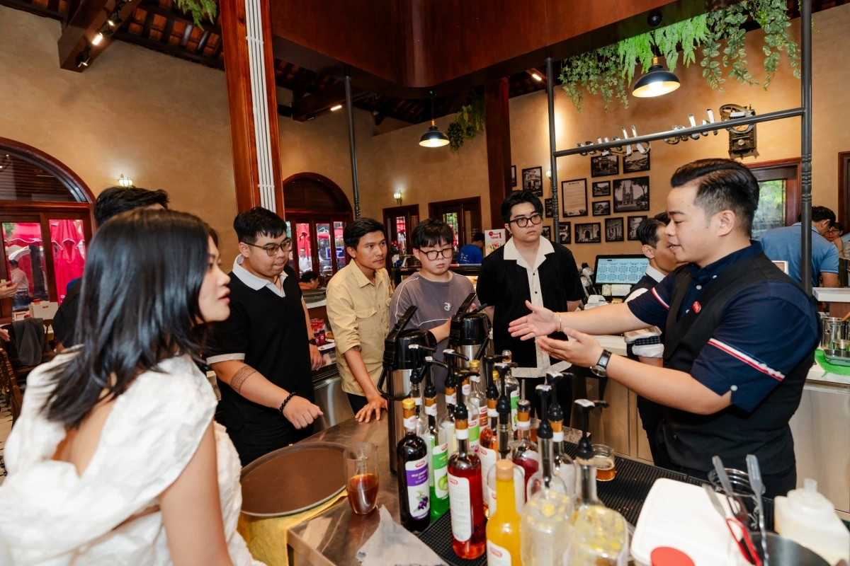 Cuộc thi Asia Signiture Battle là nơi các thí sinh quốc tế và Việt Nam được giao lưu, trao dồi kỹ năng pha chế. Ảnh: BTC