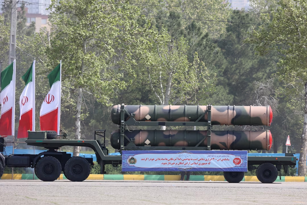 Hệ thống S-300 trong một cuộc diễu binh quân sự ở Tehran, Iran, ngày 17/4/2024. Ảnh: WANA/Reuters