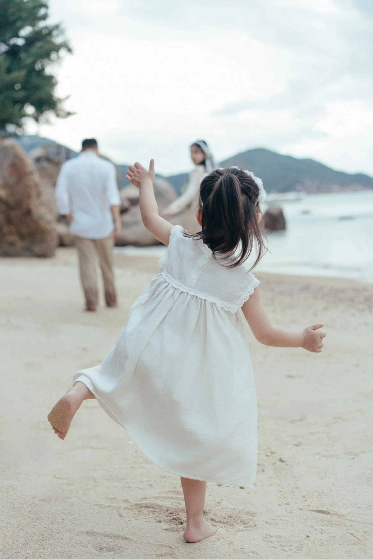 Đối với cặp đôi, con gái không chỉ là sợi dây gắn kết tình cảm mà còn dạy mình biết yêu thương theo cách dịu dàng, trưởng thành trong cảm xúc và suy nghĩ.