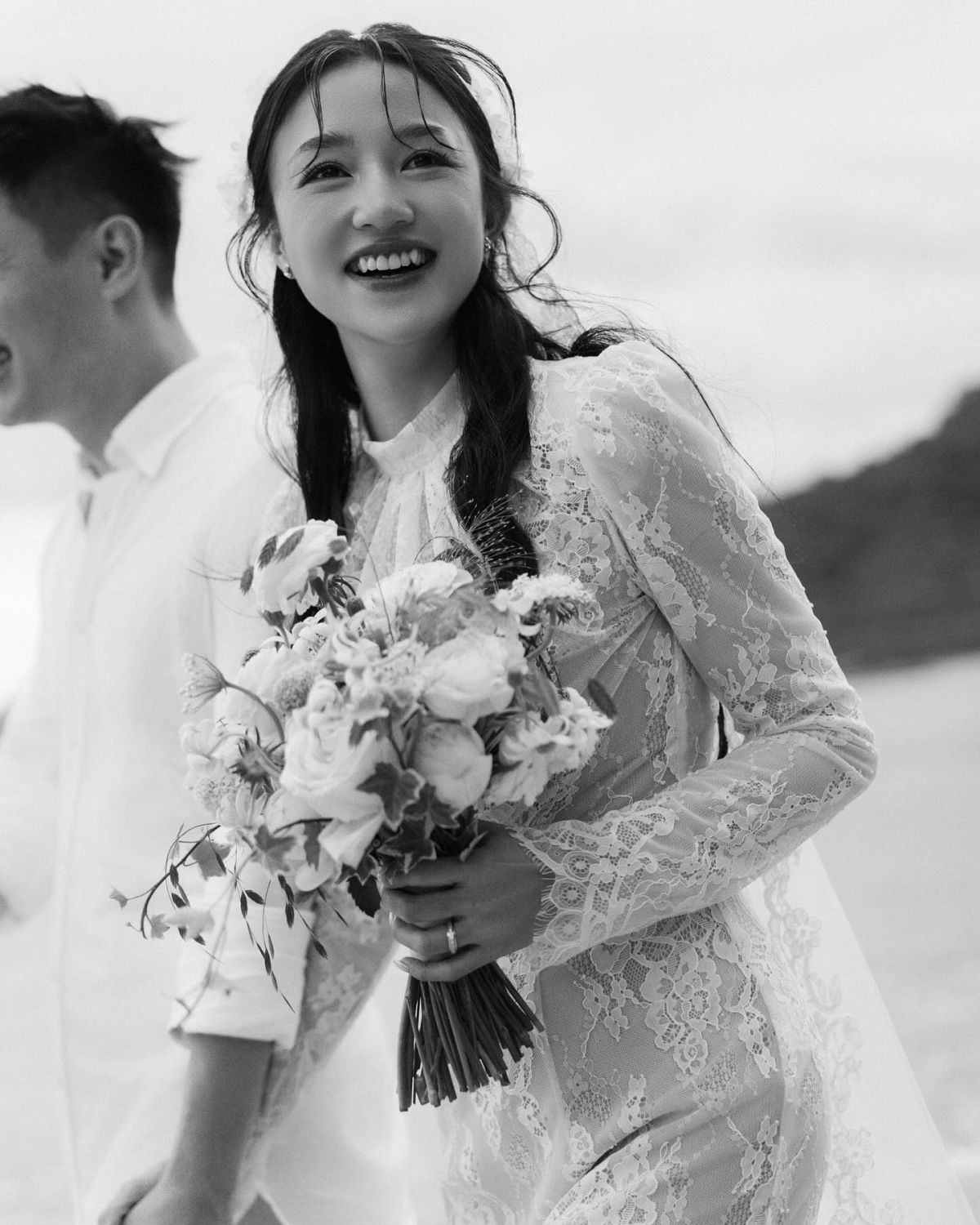 Với những khung hình thơ mộng, nên thơ cho thấy sự tinh tế và sâu sắc của cặp đôi 9x nổi tiếng. Đây cũng là cách Hải Long và Salim gợi nhắc cảm xúc thuần khiết thuở ban đầu làm bạn, cảm mến, hẹn hò rồi về chung một nhà.