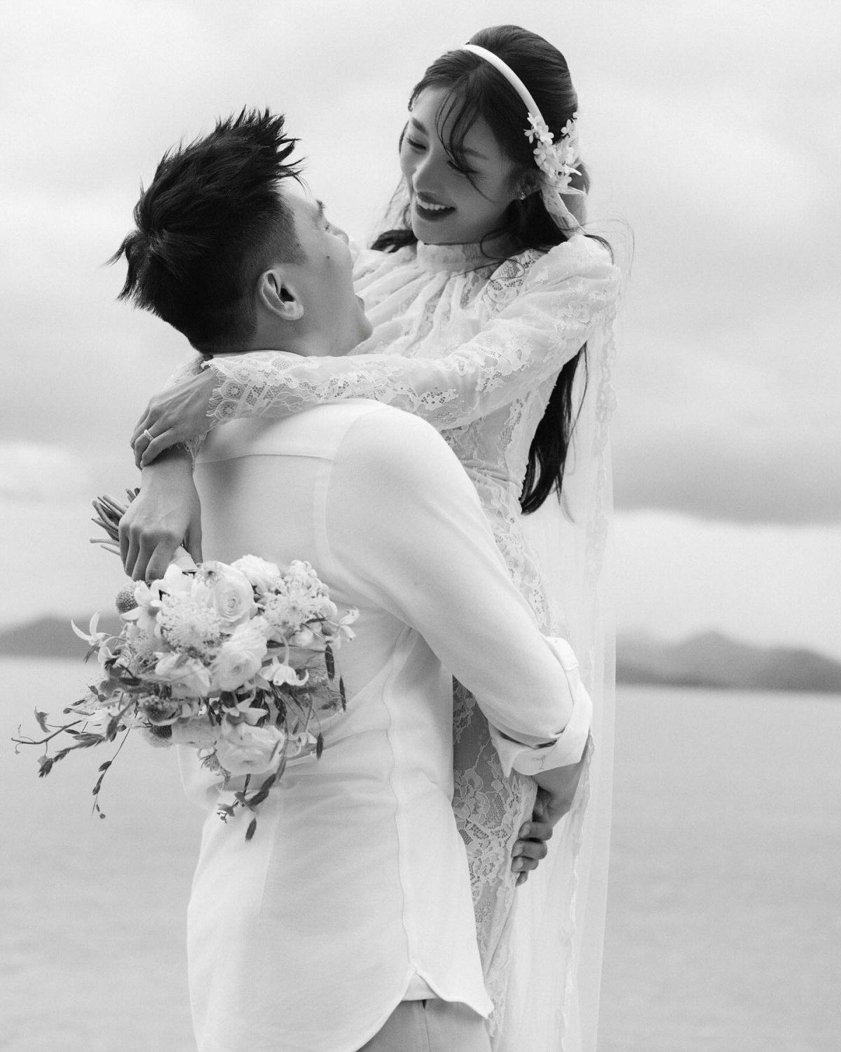 Doanh nhân Hải Long và nữ diễn viên Salim tung bộ ảnh cưới với vô vàn khoảnh khắc ý nghĩa trước thềm hôn lễ. Được biết, cặp đôi chọn vịnh Ninh Vân (Khánh Hòa), nơi có núi, biển xanh để lưu giữ trọn vẹn những khoảnh khắc đẹp nhất khi tình yêu gắn kết, thăng hoa và hạnh phúc viên mãn.