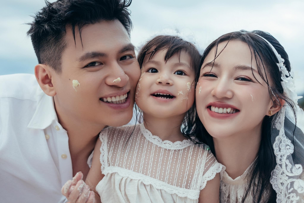 Hơn cả những khung hình lung linh của cô dâu Salim và chú rể Hải Long, bé Pam Yêu Ơi xuất hiện trong bộ ảnh như là minh chứng cho chuyện tình yêu ngọt ngào và tràn đầy hương sắc.