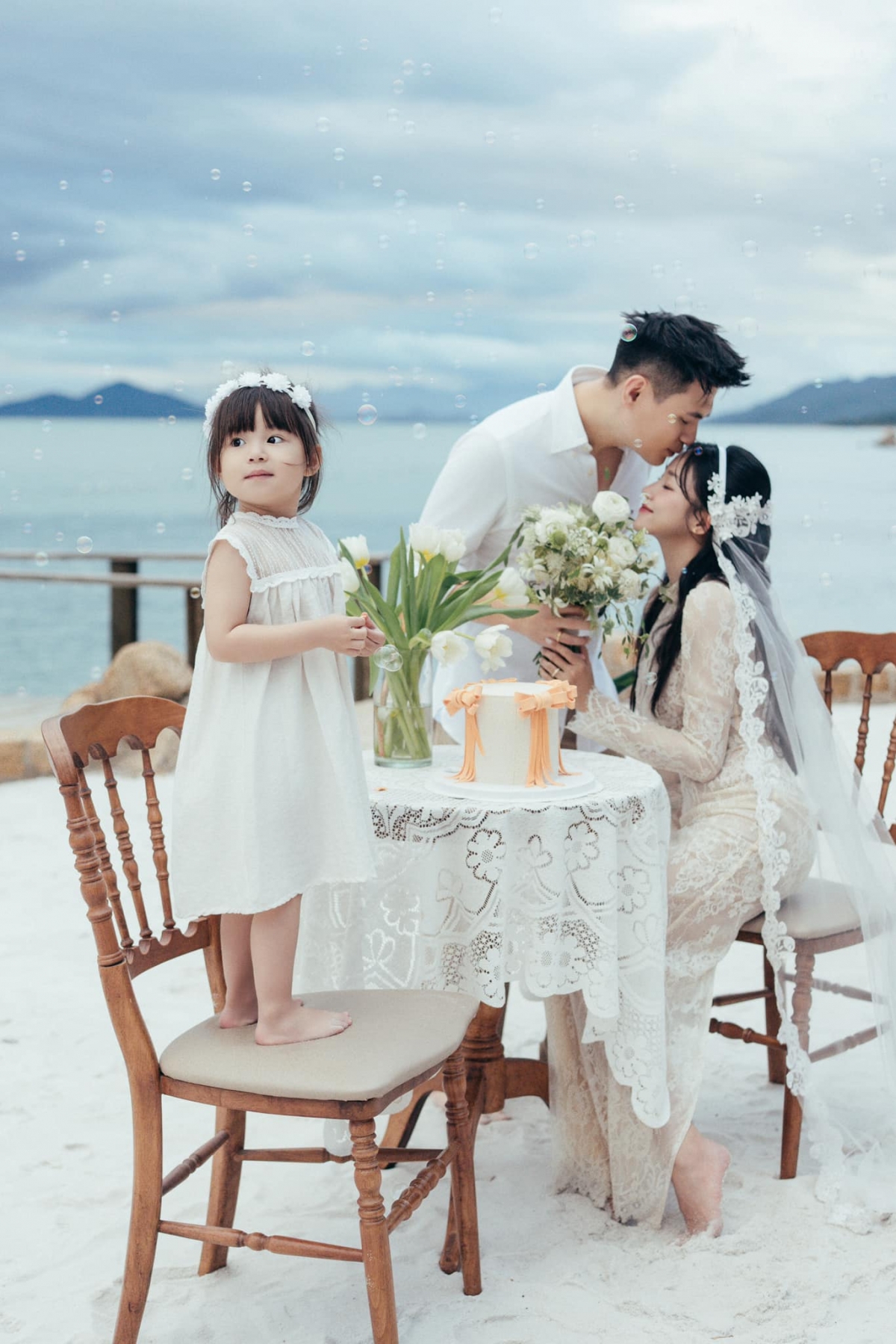 Đối với Salim và Hải Long, con gái Pam luôn là một phần không thể thiếu trong mọi hành trình. Cả ba cùng nhau tạo nên một không gian ấm áp, từ ánh mắt, cử chỉ đều cho thấy sự gắn bó, yêu thương và niềm tin vào tương lai tươi đẹp.