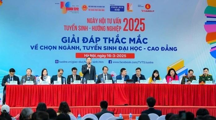 Đại diện Bộ GD-ĐT và các trường đại học tư vấn về công tác tuyển sinh, hướng nghiệp năm 2025