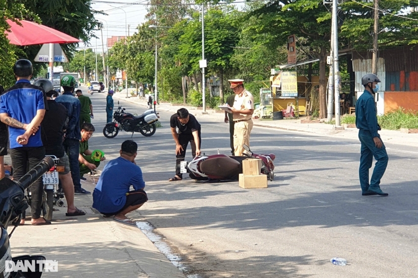Công an khám nghiệm hiện trường (Ảnh: Xuân Đoàn).