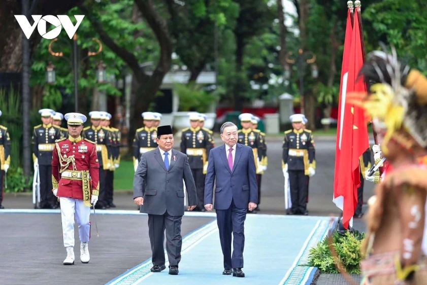 Tổng thống Indonesia Prabowo Subianto mời Tổng Bí thư duyệt đội danh dự và giới thiệu các quan chức hai bên có mặt tại lễ đón