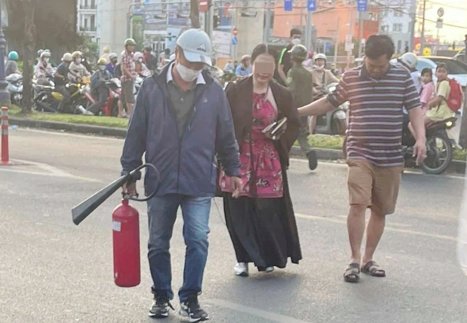 Nữ tài xế hoảng loạn bước xuống xe. (ảnh: Vietnamnet)