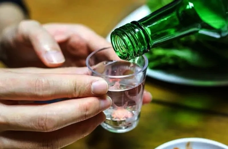 Chuyên gia khuyên, để bảo vệ sức khỏe nên uống rượu bia có chừng mực. (Ảnh minh họa)