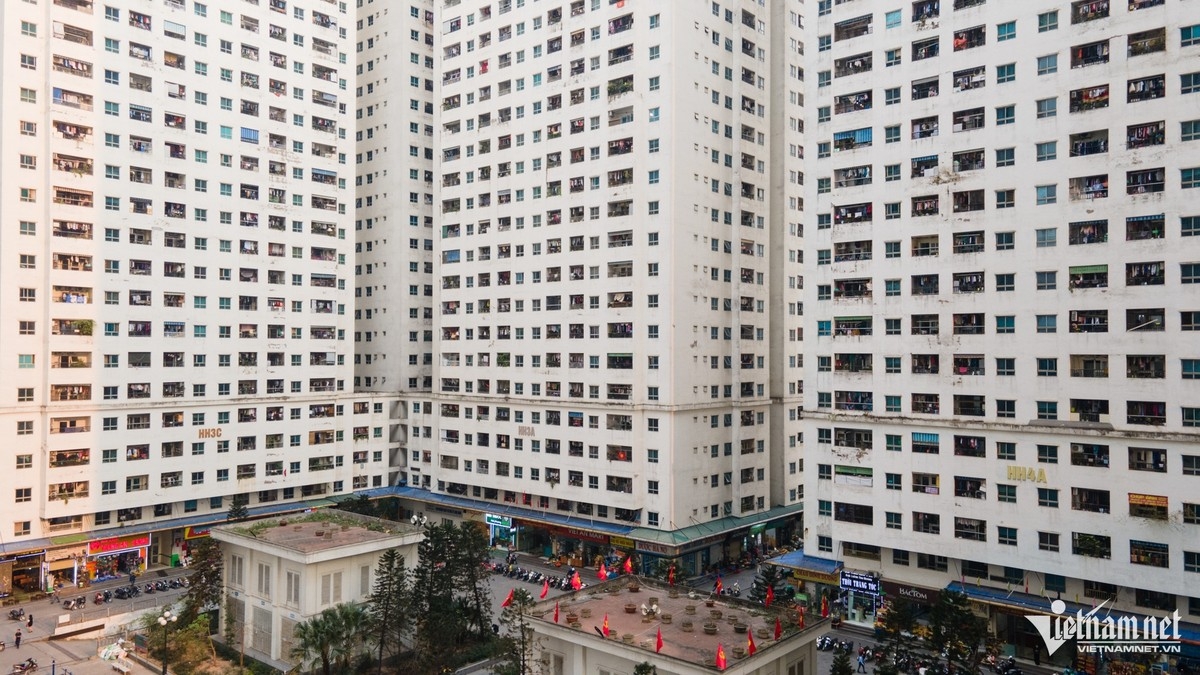 Nổi cộm nhất phải nhắc tới chung cư HH Linh Đàm, nơi có khoảng 10.000 căn hộ và hơn 40.000 cư dân sinh sống.