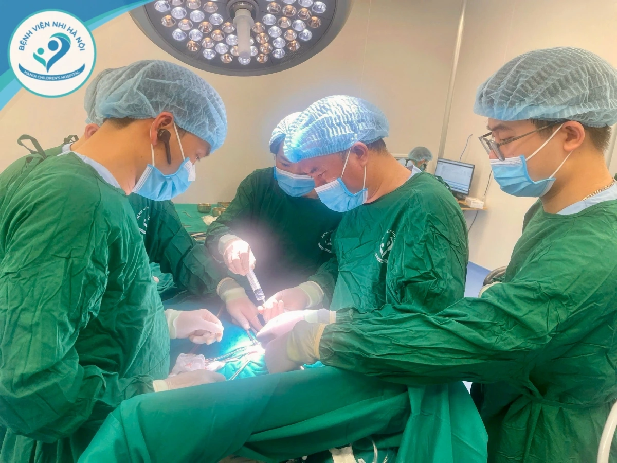 Các bác sĩ phẫu thuật cho bệnh nhi (Ảnh: BVCC)