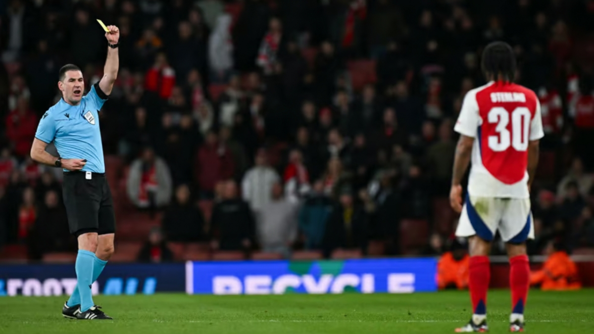 Sterling nhận thẻ vàng ở những phút cuối trận đấu với PSV (Ảnh: Getty)