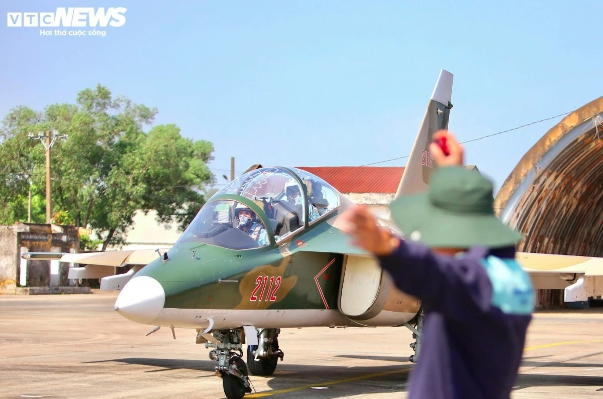 Su-30MK2 fighter jet and Yak-130 military aircraft take part in a practice session at Bien Hoa airport in Dong Nai province on March 19 morning.