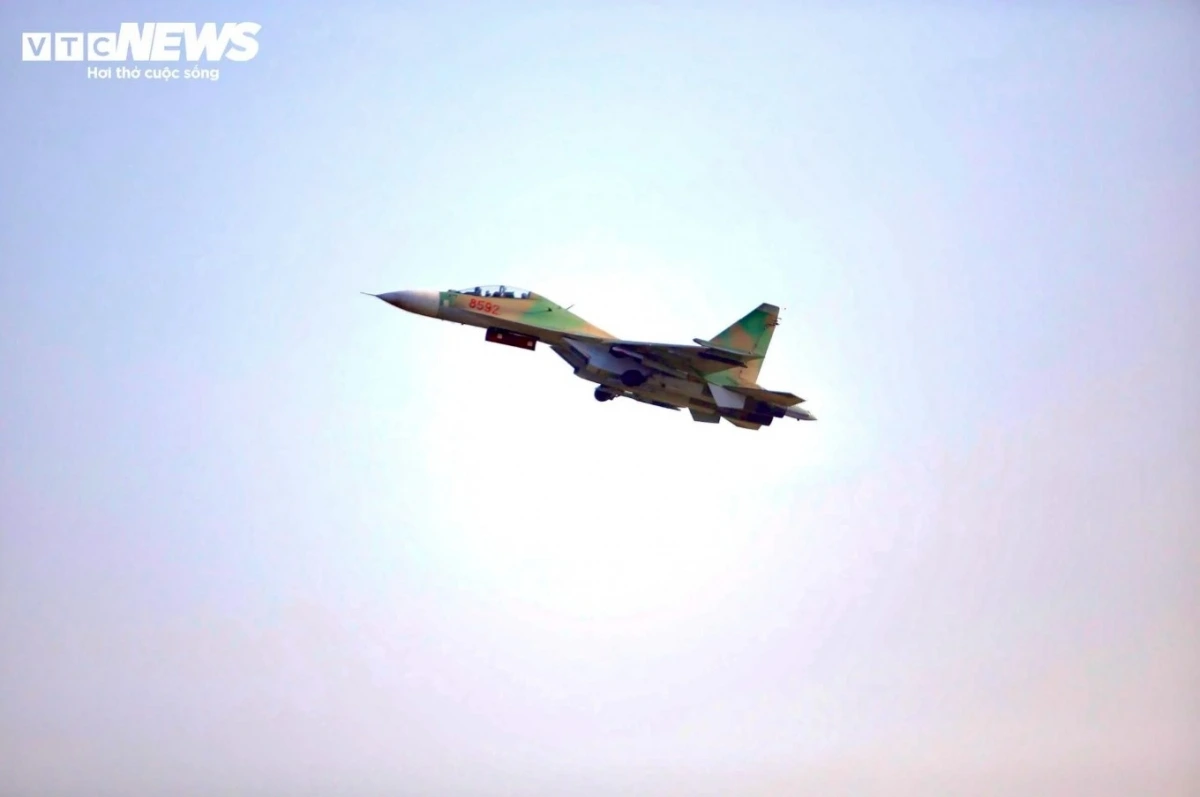 The airshow showcases the advanced capabilities of the Vietnamese air force and captivates audiences with their display of precision and skills.