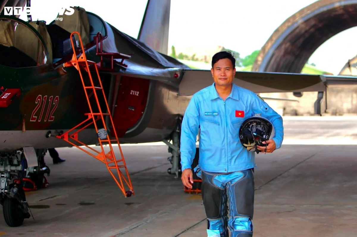 Lieutenant Colonel Ha Dang Luong shares that the pilots of Air Force Regiment 940 have moved from Phu Cat airport in Binh Dinh to Bien Hoa airport in Dong Nai to prepare for National Reunification Day.