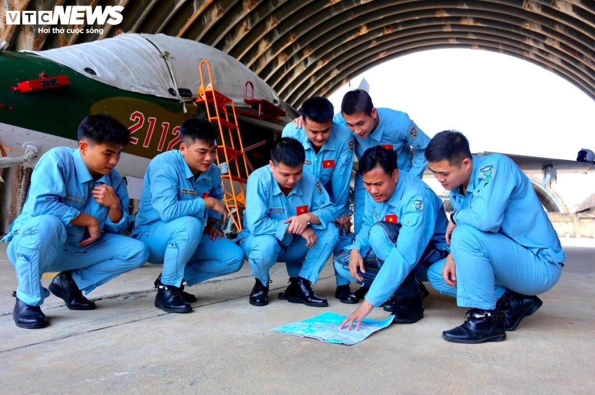 This is the first time that experienced pilots from Air Force Regiment 940 have participated in the event, Luong says.