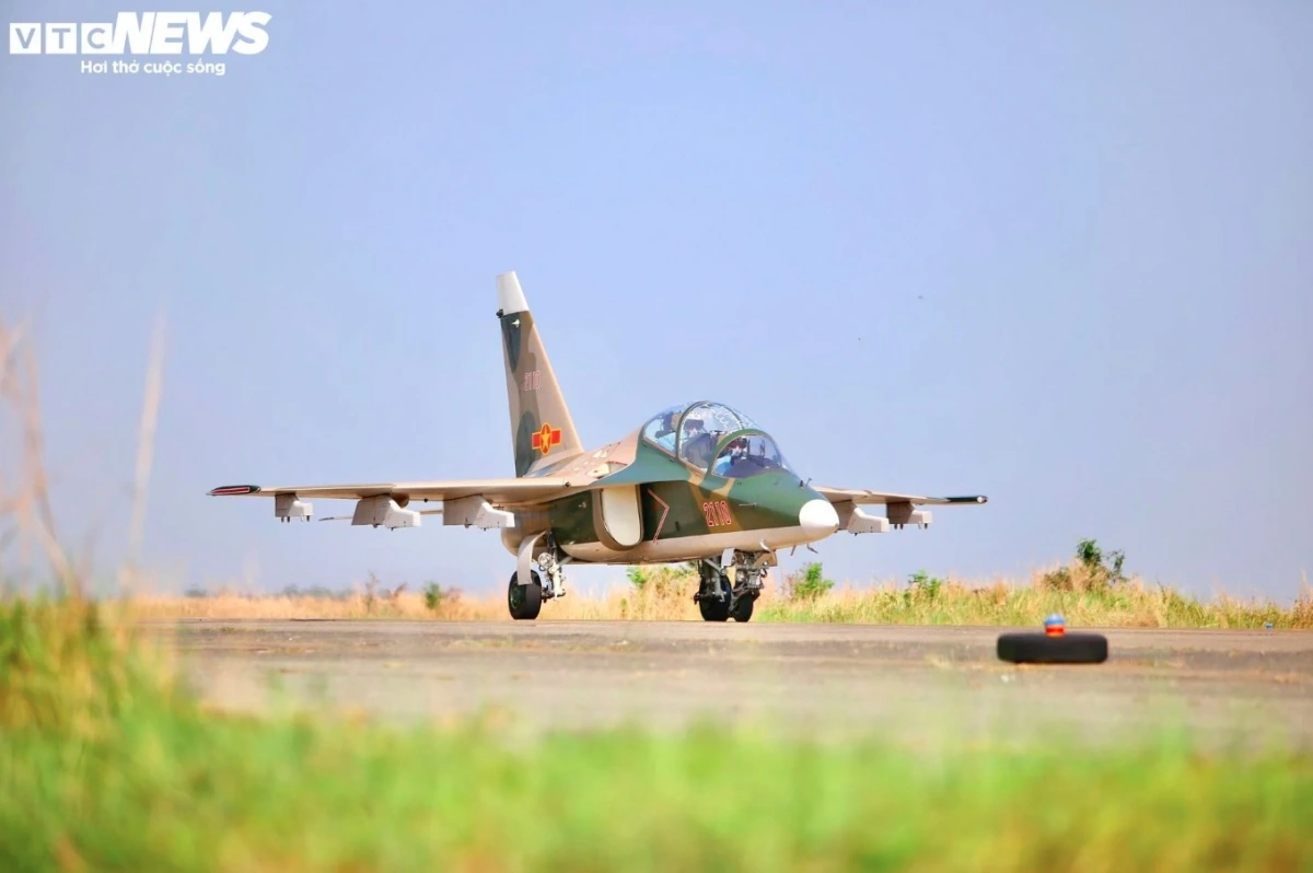 A Su-30MK2 fighter jet is taxiing on the runway as it prepares for its performance over the sky.