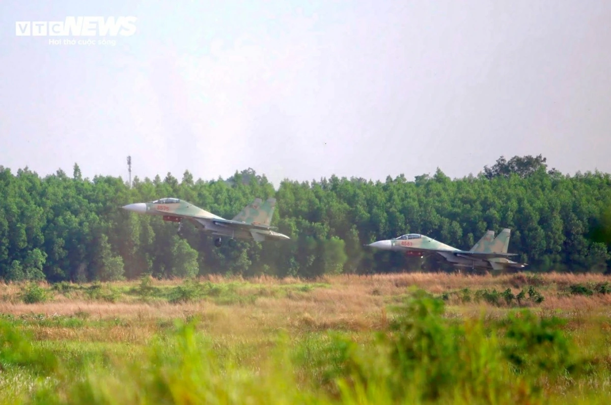 All of the fighter jets join the airshow with a high degree of precision and professional skills.